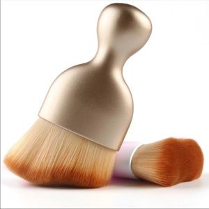 🎨 Paintbrush Shaped Foundation Brush- Gold 🎨